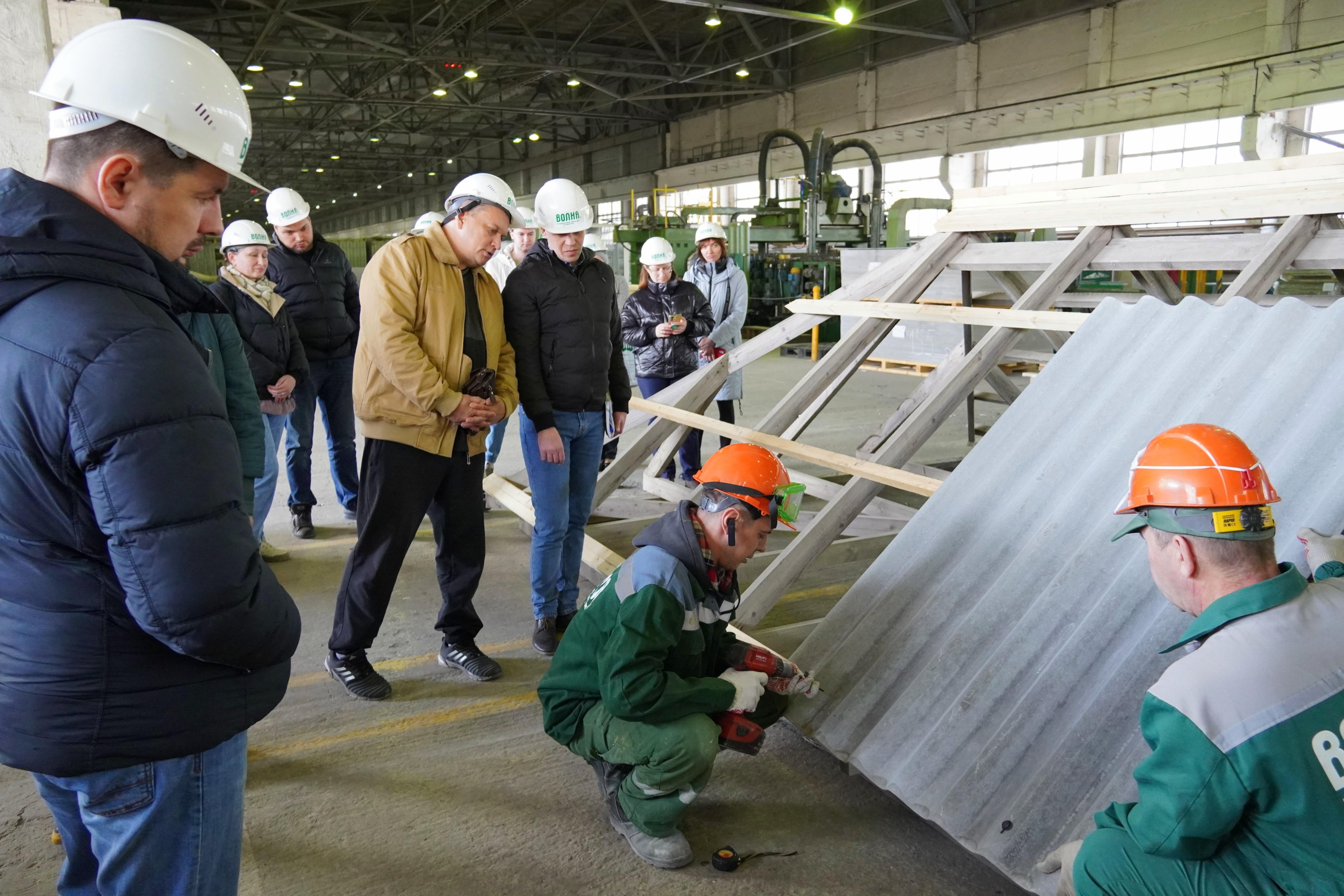 Комбинат «Волна» провел для своих клиентов практикум по монтажу кровли из хризотилцемента